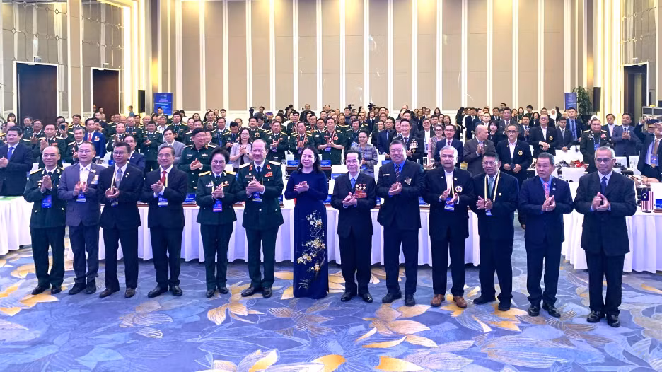 Phó Chủ tịch nước Võ Thị Ánh Xuân (trang phục áo dài) và AHLĐ Lê Văn Kiểm cùng các đại biểu dự Diễn đàn Doanh nghiệp CCB các nước ASEAN