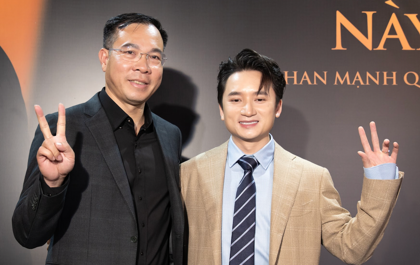 Phan Mạnh Quỳnh cùng xạ thủ Hoàng Xuân Vinh (áo đen) và ca sĩ Hoàng Dũng (áo xám) tại buổi họp báo ra mắt MV.