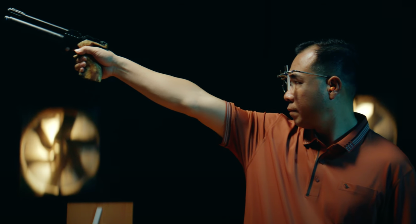 Xạ thủ Hoàng Xuân Vinh đóng MV của Phan Mạnh Quỳnh.