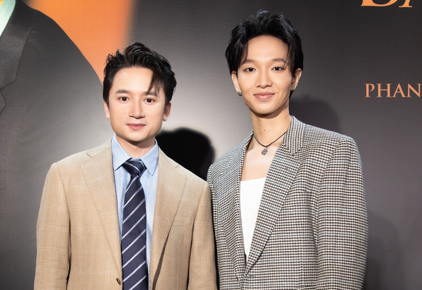 Phan Mạnh Quỳnh cùng xạ thủ Hoàng Xuân Vinh (áo đen) và ca sĩ Hoàng Dũng (áo xám) tại buổi họp báo ra mắt MV.