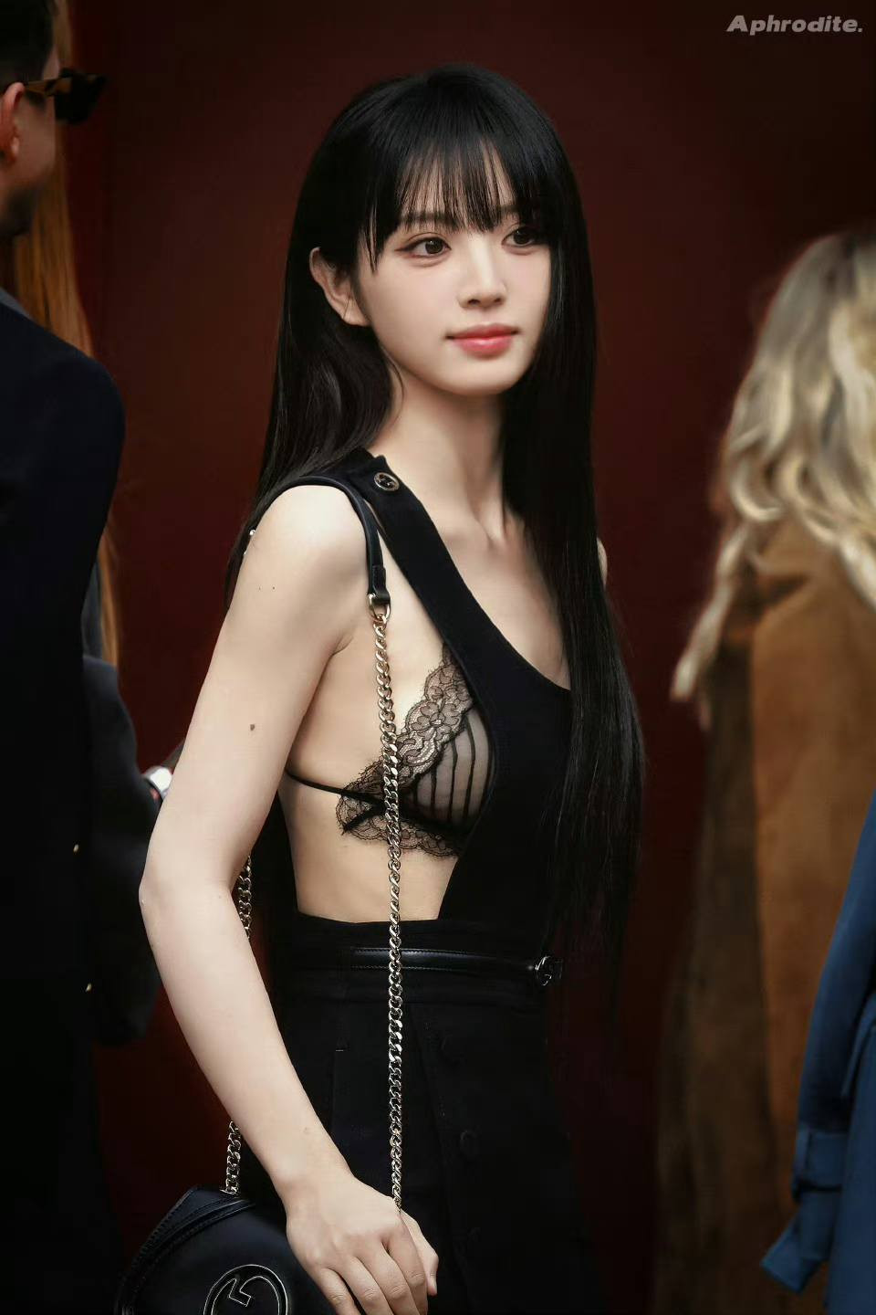 “Điền Hi Vi có khuôn mặt đẹp, bạo hơn nhưng không có gì gọi là quyến rũ cả”, “Cô ấy mặc cái gì vậy, quan trọng là sự phù hợp, phù hợp thì mới tự tin và thoải mái được”, “Tôi cảm thấy có chút phản cảm, khí chất của Điền Hi Vi và bộ đồ không ăn nhập gì với nhau hết” … khán giả để lại ý kiến.