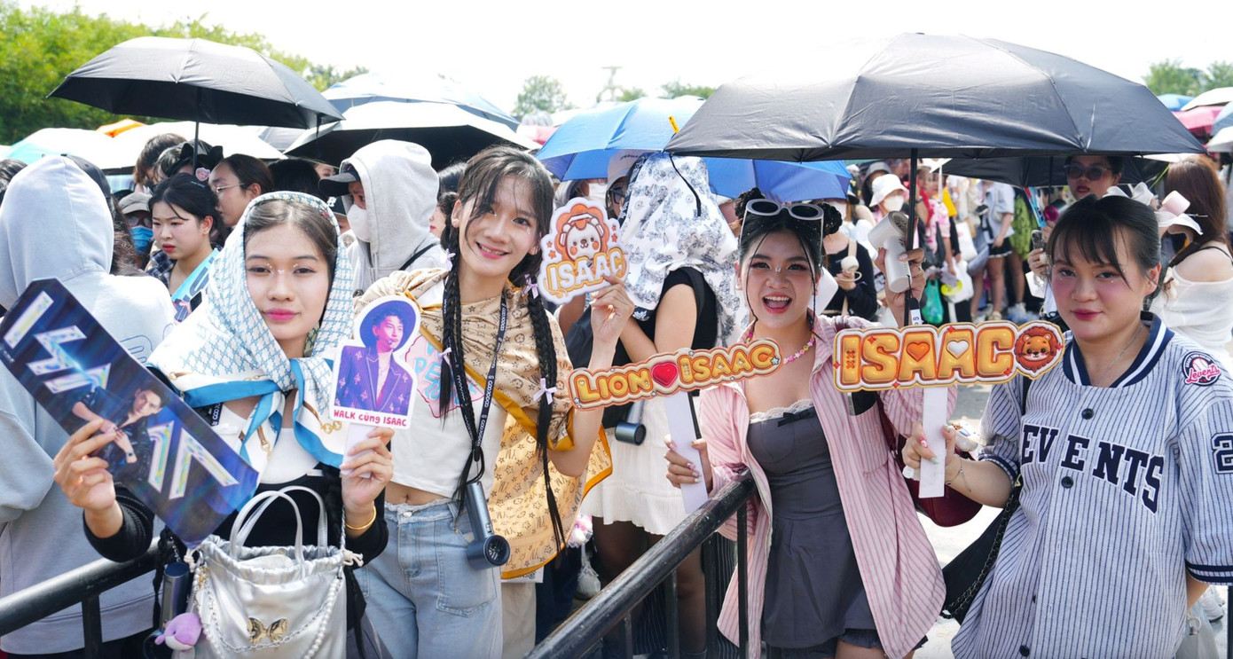 Dòng người đội nắng xếp hàng ở concert. Nhóm fan anh trai Isaac chuẩn bị nhiều banner cầm tay cổ vũ thần tượng.