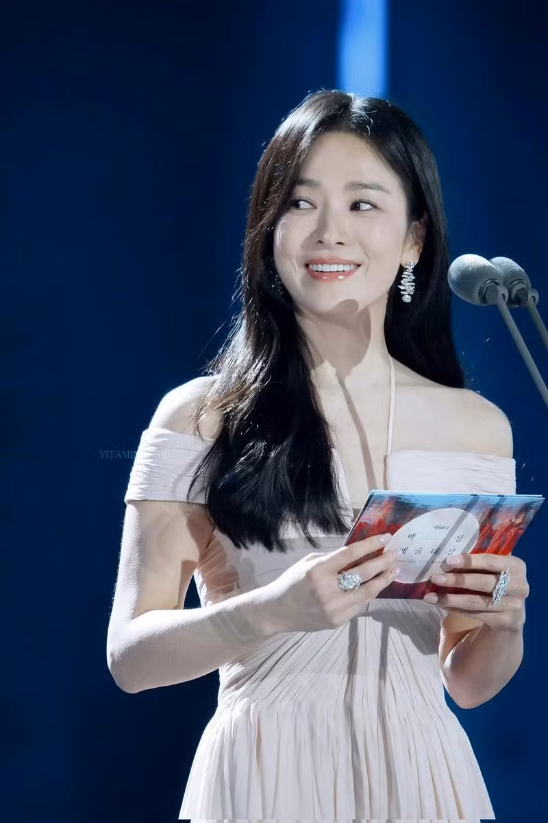 Khoảnh khắc Song Hye Kyo tạo "sóng" trên các nền tảng mạng xã hội.