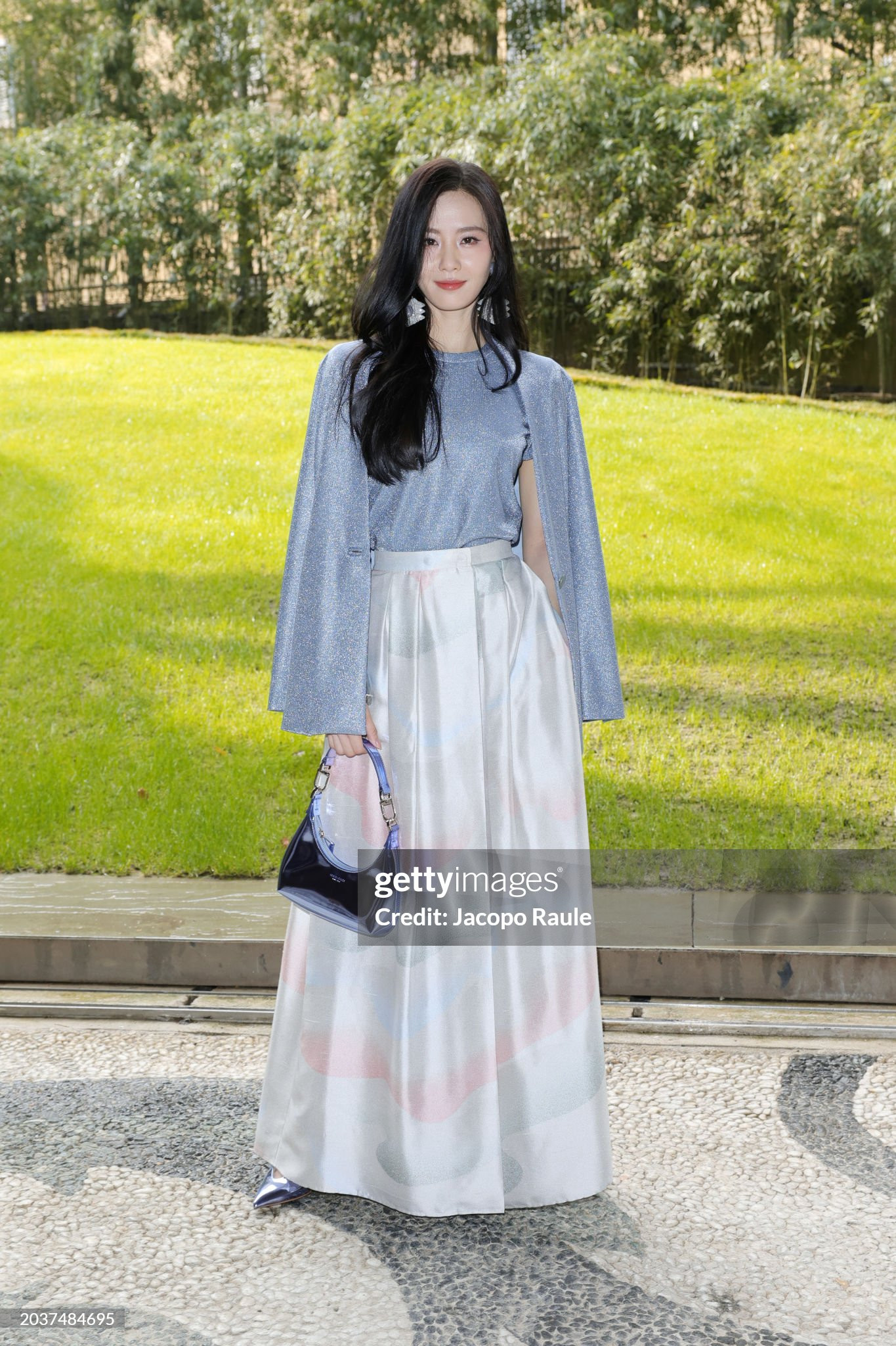 Ngôi sao Bộ bộ kinh tâm Lưu Thi Thi ngồi cạnh Ji Chang Wook tại tuần lễ thời trang Milan. Nhận xét về ảnh chưa qua chỉnh sửa của nữ diễn viên người Trung Quốc, khán giả bình luận: “Cô ấy cũng gần 40, tình trạng da như vậy ở tuổi này là rất tốt. U40 nhưng thần thái, khí chất không đùa được đâu”, “Nếp nhăn rõ nhưng da khỏe mạnh”… Ngôi sao Bộ bộ kinh tâm Lưu Thi Thi ngồi cạnh Ji Chang Wook tại tuần lễ thời trang Milan. Nhận xét về ảnh chưa qua chỉnh sửa của nữ diễn viên người Trung Quốc, khán giả bình luận: “Cô ấy cũng gần 40, tình trạng da như vậy ở tuổi này là rất tốt. U40 nhưng thần thái, khí chất không đùa được đâu”, “Nếp nhăn rõ nhưng da khỏe mạnh”…