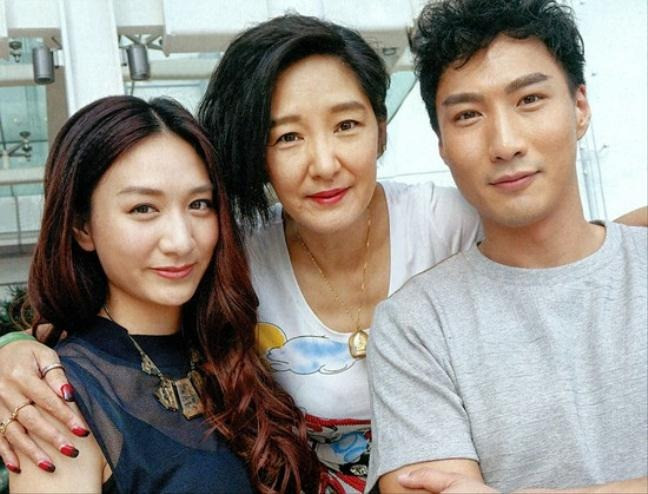 Tuyết Lê trong vai diễn kinh điển Lý Mạc Sầu và ảnh chụp bên hai con. Tuyết Lê trong vai diễn kinh điển Lý Mạc Sầu và ảnh chụp bên hai con.