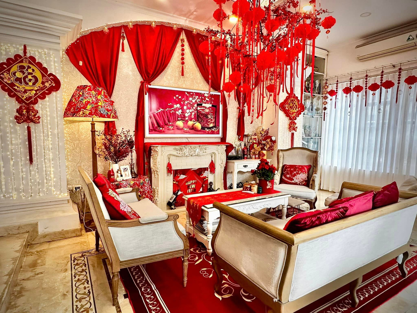 Mỗi dịp Tết, gia đình cựu siêu mẫu Thúy Hạnh - nhạc sĩ Minh Khang đều phủ kín sắc đỏ từ trong ra ngoài căn biệt thự rộng 200 m2 ở quận 9, TP.HCM. "Hai con gái bảo mẹ trang trí nhà như studio. Mấy năm trước còn bảo tưởng nhà có đám cưới" - Thúy Hạnh chia sẻ. Tết Giáp thìn, gia đình cô dự định ra Hà Nội ăn Tết cùng bên ngoại từ ngày 28 âm.