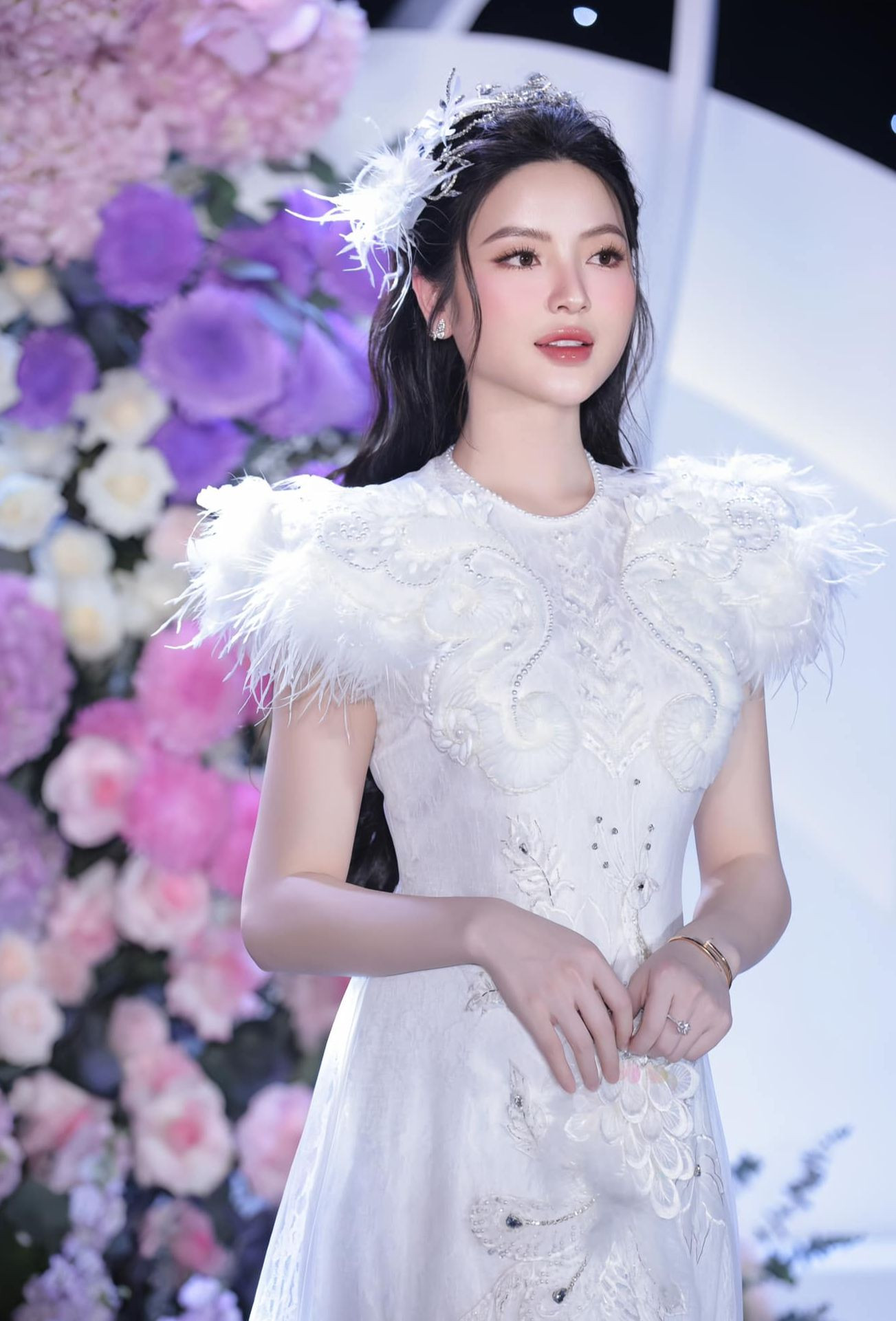 Chu Thanh Huyền chọn áo dài trắng, cầu vai đính lông vũ, trang điểm ngọt ngào đón khách. Ảnh: Hạnh Lâm. Chu Thanh Huyền chọn áo dài trắng, cầu vai đính lông vũ, trang điểm ngọt ngào đón khách. Ảnh: Hạnh Lâm.