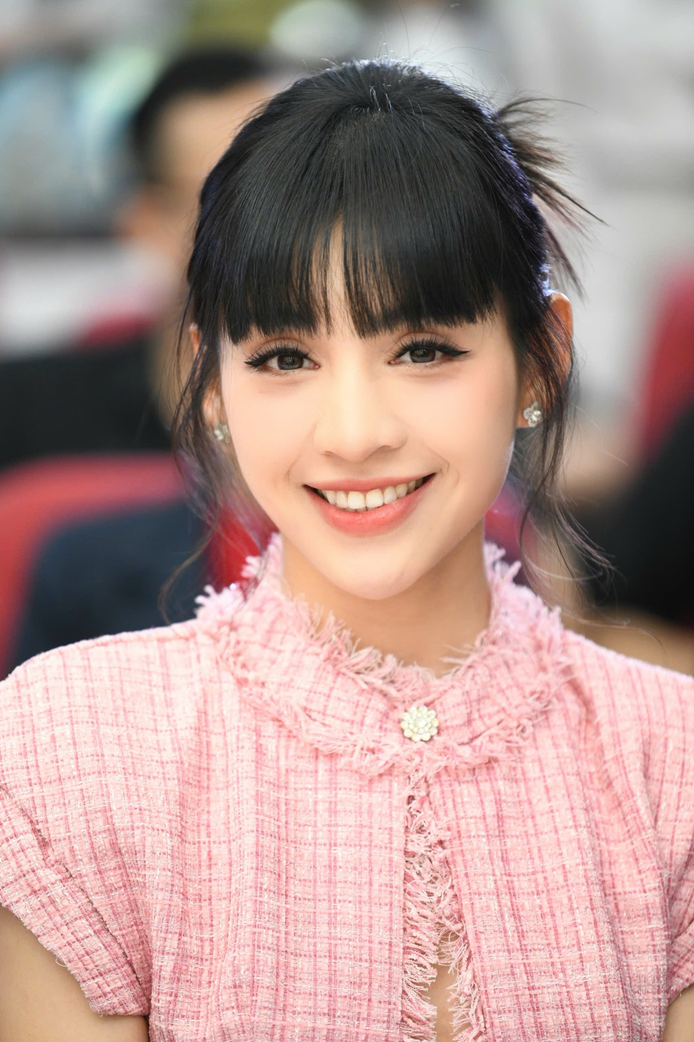 Nhan sắc ngày càng thăng hạng của Lê Thanh Tú tại sự kiện. Người đẹp trưởng thành từ Hoa hậu Việt Nam (Top 10 HHVN 2018, Người đẹp Áo dài). Cô đăng quang Hoa khôi Miss Golf Việt Nam năm 2022 và tích cực góp mặt trong nhiều sự kiện của Tiền Phong.