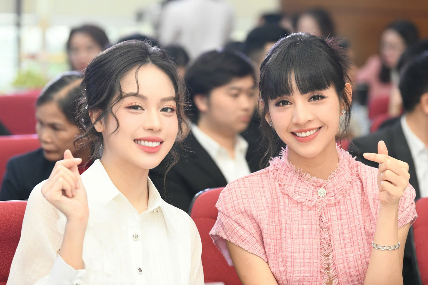 Sáng 25/3, Hoa hậu Việt Nam 2022 Huỳnh Thị Thanh Thủy và người đẹp Lê Thanh Tú - Top 10, Người đẹp Áo dài Hoa hậu Việt Nam 2018 - rạng rỡ xuất hiện trong Lễ trao giải thưởng &quot;Bền Đam Mê&quot;. Đây là giải thưởng do báo Tiền Phong phối hợp cùng Quỹ Hỗ trợ Tài năng trẻ Việt Nam (thuộc Trung ương Đoàn TNCS Hồ Chí Minh) và nhãn hàng Number One (Công ty TNHH thương mại và dịch vụ Tân Hiệp Phát) tài trợ và đồng hành thực hiện.