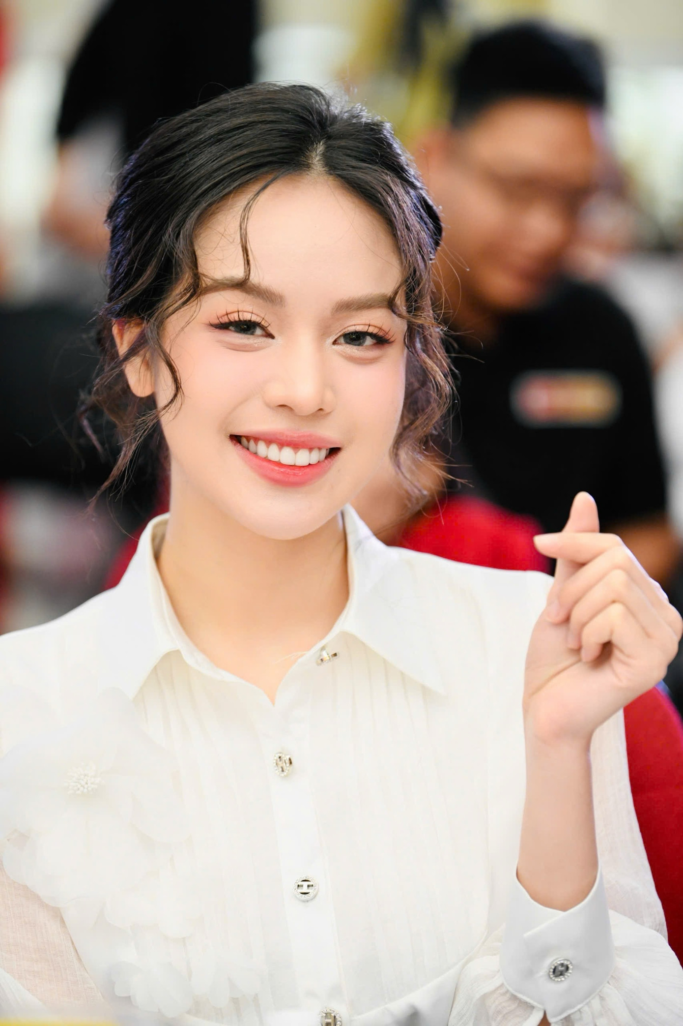 Hoa hậu Huỳnh Thị Thanh Thủy - Hoa hậu Quốc tế 2024, Gương mặt trẻ Việt Nam triển vọng năm 2024 chọn trang phục mang phong cách tối giản, kiểu tóc búi nhẹ nhàng, lọn tóc xoăn lơi, lối trang điểm nhẹ nhàng làm nổi bật vẻ đẹp trong trẻo.