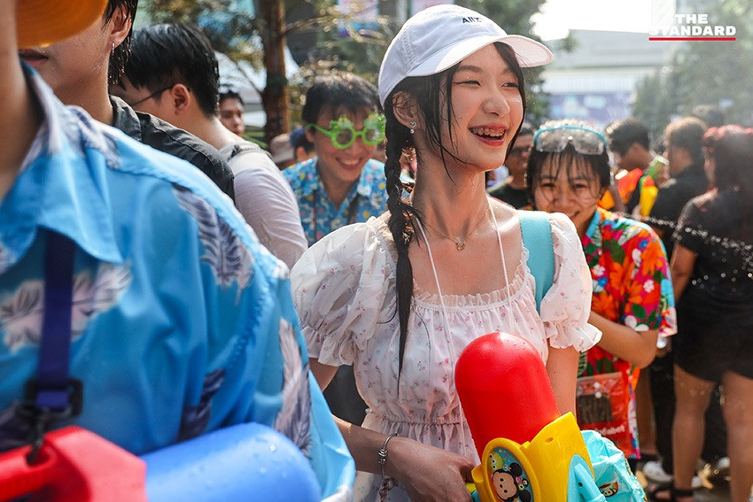 TAT ước tính trong dịp lễ hội Songkran, Thái Lan mang về không dưới 100 tỷ baht (2,72 tỷ USD), bao gồm cả khách nội địa và quốc tế. Dịch vụ Thông báo tin tức hàng không Thái Lan (AEROTHAI) dự đoán từ ngày 11-17/4 sẽ có tổng cộng 16.307 chuyến bay đến nước này, trung bình 2.330 chuyến mỗi ngày.