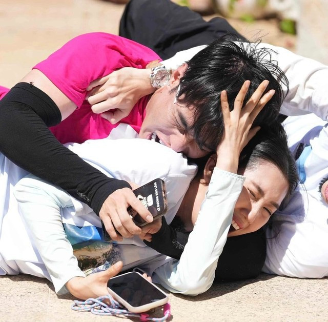 Màn vật lộn giữa Lê Dương Bảo Lâm và Thúy Ngân. Màn vật lộn giữa Lê Dương Bảo Lâm và Thúy Ngân.