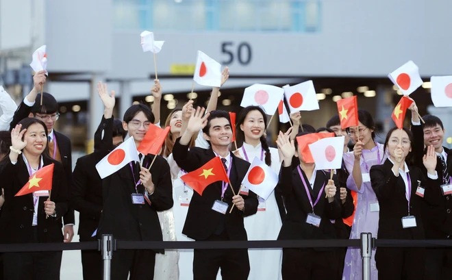 Cán bộ, nhân viên Tổng Lãnh sự quán và cộng đồng người Việt Nam tại Fukuoka tiễn Chủ tịch nước Võ Văn Thưởng và Phu nhân tại Sân bay Quốc tế Fukuoka. (Ảnh: Thống Nhất/TTXVN)