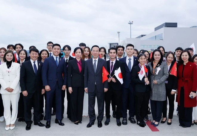 Cán bộ, nhân viên Tổng Lãnh sự quán và cộng đồng người Việt Nam tại Fukuoka tiễn Chủ tịch nước Võ Văn Thưởng và Phu nhân tại Sân bay Quốc tế Fukuoka. (Ảnh: Thống Nhất/TTXVN)