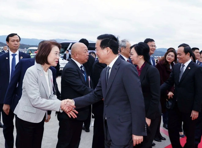 Lễ tiễn Chủ tịch nước Võ Văn Thưởng và Phu nhân tại Sân bay Quốc tế Fukuoka. (Ảnh: Thống Nhất/TTXVN)