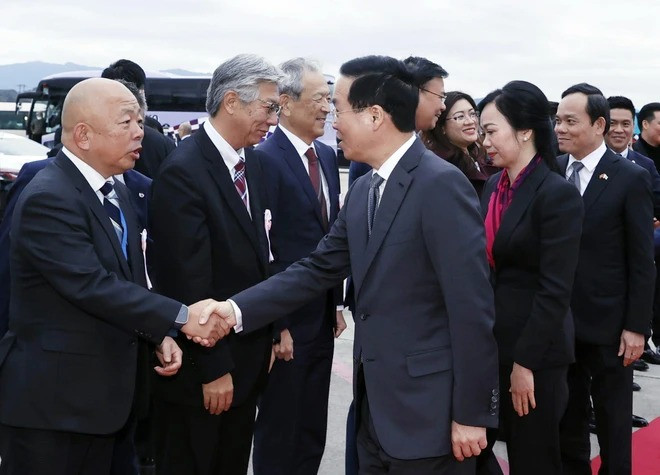 Lễ tiễn Chủ tịch nước Võ Văn Thưởng và Phu nhân tại Sân bay Quốc tế Fukuoka. (Ảnh: Thống Nhất/TTXVN)