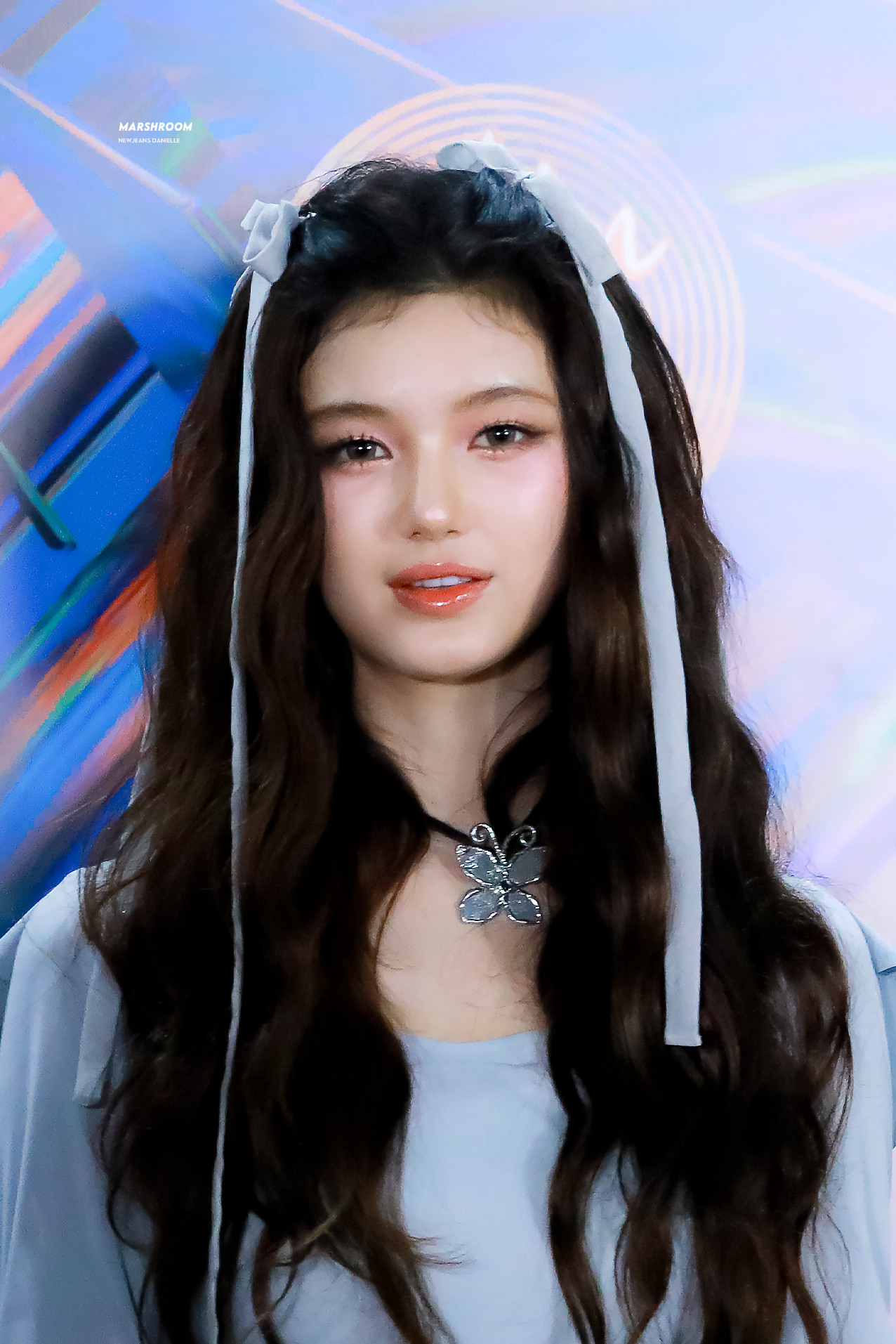 Danielle có tên đầy đủ là Danielle Marsh, tên tiếng Hàn là Mo Jihye, con lai Australia – Hàn Quốc. Sau một năm ra mắt, Danielle cùng các thành viên NewJeans gặt hái hàng loạt kỷ lục, trở thành nhóm nhạc xu hướng của Kpop thế hệ 4, thậm chí kỳ vọng cạnh tranh với BlackPink. NewJeans do Ador quản lý, hoạt động dưới trướng HYBE – tập đoàn giải trí top một Hàn Quốc hiện nay, quản lý BTS, Seventeen…