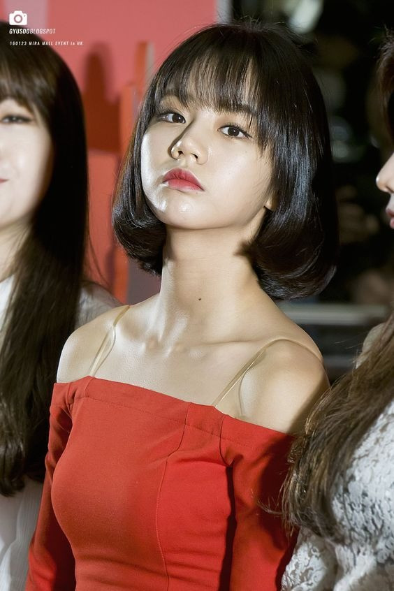 Nữ thần tượng có thân hình sexy, cô tạo dấu ấn với mái tóc ngắn, phong cách gợi cảm khi đứng trên sân khấu biểu diễn.