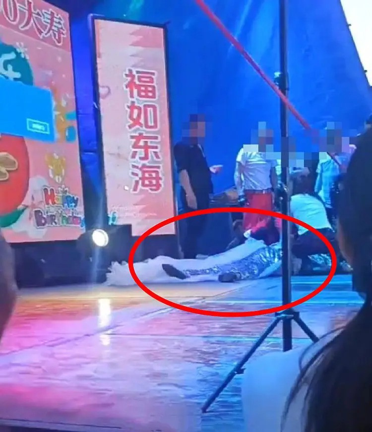 Nữ ca sĩ sinh năm 1993 đang được người phụ nữ hồi sức tim phổi trước khi xe cấp cứu đến. Tuy nhiên, cô không qua khỏi. Ảnh: 163. Nữ ca sĩ sinh năm 1993 đang được người phụ nữ hồi sức tim phổi trước khi xe cấp cứu đến. Tuy nhiên, cô không qua khỏi. Ảnh: 163.