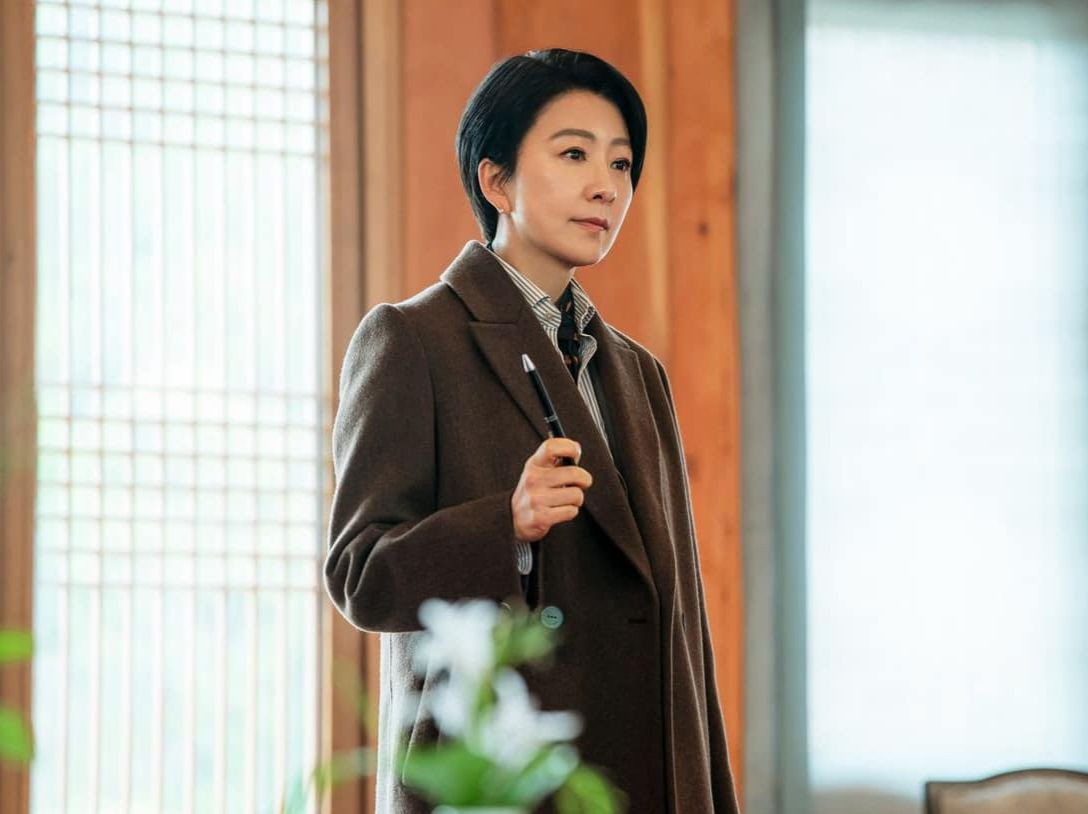 Khi Tổng thống Jang rơi vào tình trạng hôn mê, cuộc đấu tranh quyền lực giữa Dong Ho và Soo Jin nhanh chóng nổ ra khi mỗi người đều cố gắng lợi dụng sự bất lực của Tổng thống để đạt được mục tiêu của riêng mình. Khi Tổng thống Jang rơi vào tình trạng hôn mê, cuộc đấu tranh quyền lực giữa Dong Ho và Soo Jin nhanh chóng nổ ra khi mỗi người đều cố gắng lợi dụng sự bất lực của Tổng thống để đạt được mục tiêu của riêng mình.