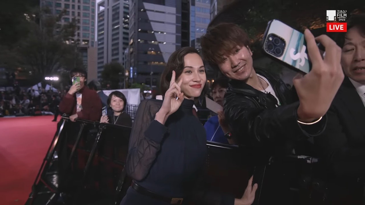 Người mẫu Mizuhara Kiko kín đáo trong bộ váy xanh dài và lối trang điểm đậm