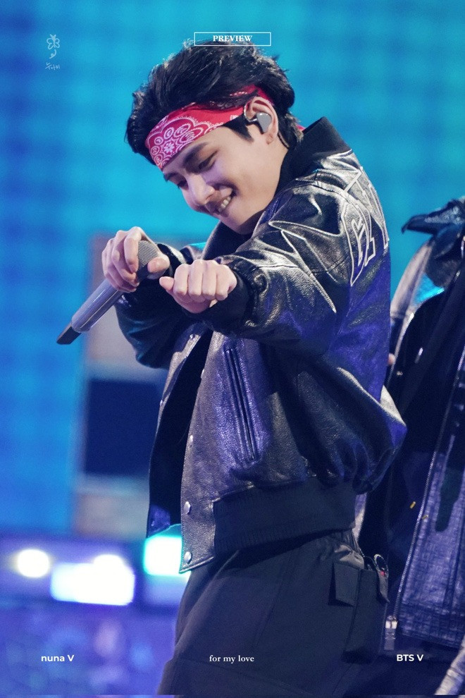 V đi cùng bạn đến buổi thử giọng cho Big Hit Entertainment. Cơ duyên đến với V khi anh được công ty quan tâm và đề nghị thử sức. Trong khi bạn của anh thất bại, V thành công trở thành thực tập sinh của Big Hit trong khoảng ba năm, sau đó ra mắt với tư cách là thành viên BTS vào năm 2013.