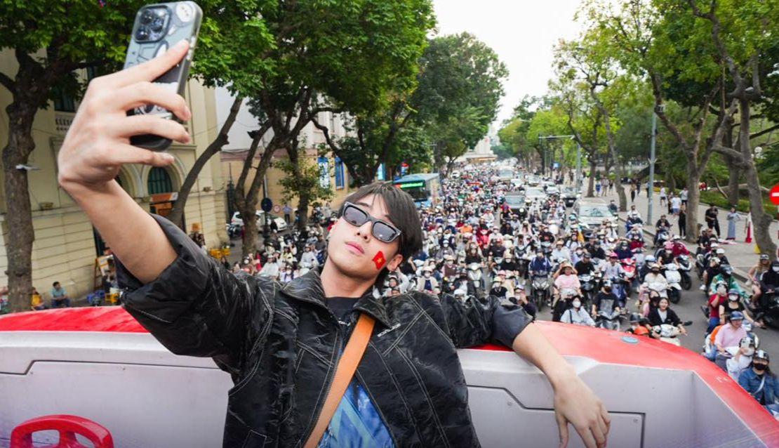 Đoàn xe bus chở nhóm nghệ sĩ đi vòng quanh khu vực Hồ Hoàn Kiếm. Đoàn xe bus chở nhóm nghệ sĩ đi vòng quanh khu vực Hồ Hoàn Kiếm.