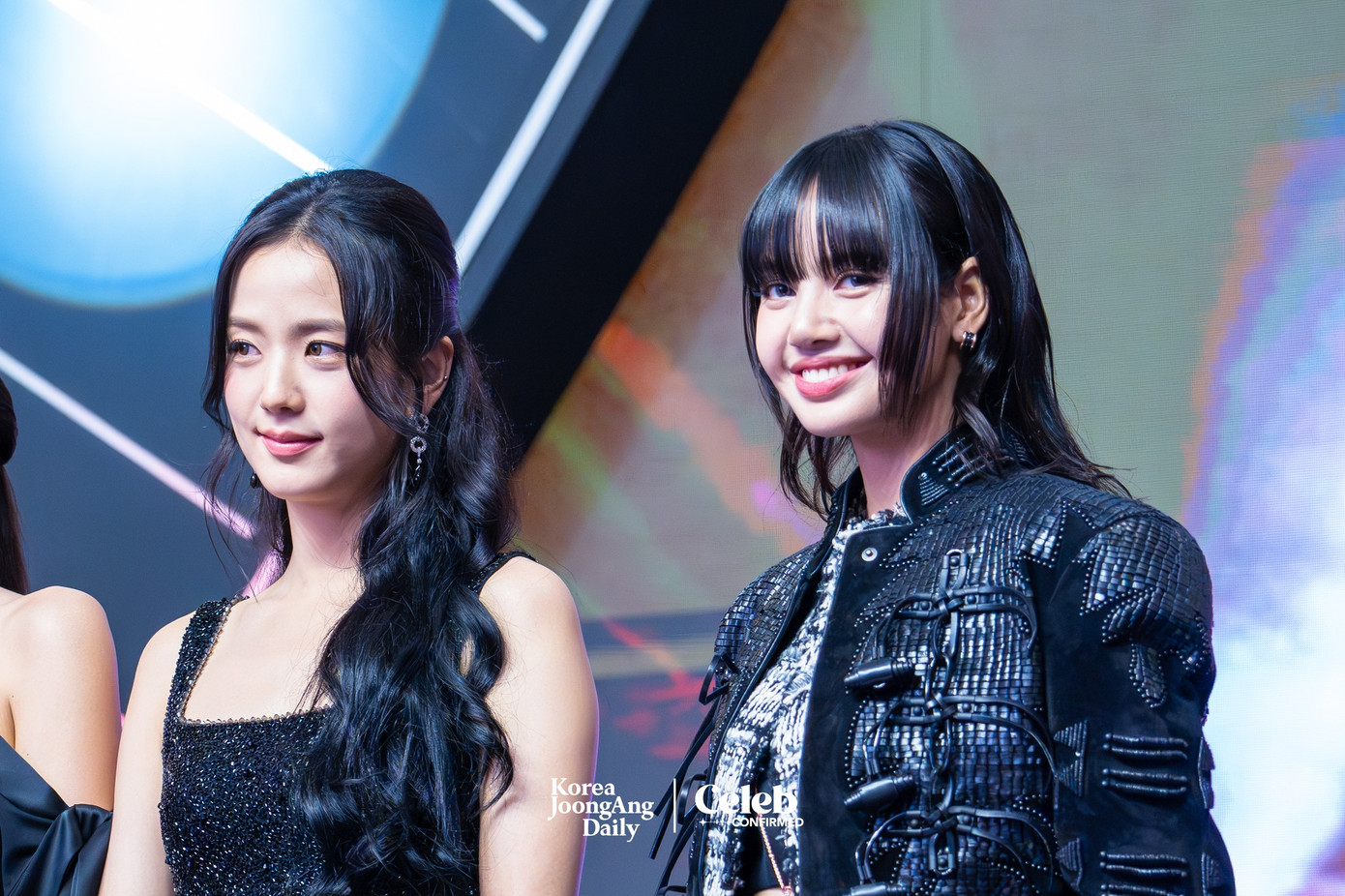 Jisoo để tóc nền nã, trong khi Lisa (phải) tạo ấn tượng bởi bộ áo khoác da cá tính. Jisoo để tóc nền nã, trong khi Lisa (phải) tạo ấn tượng bởi bộ áo khoác da cá tính.