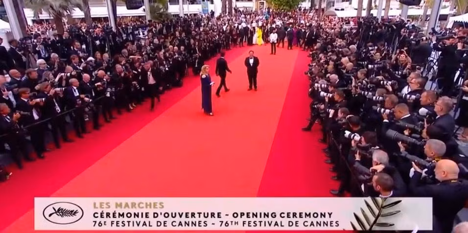 Camera đổ dồn vào Catherine Deneuve khi bà bước vào thảm đỏ,