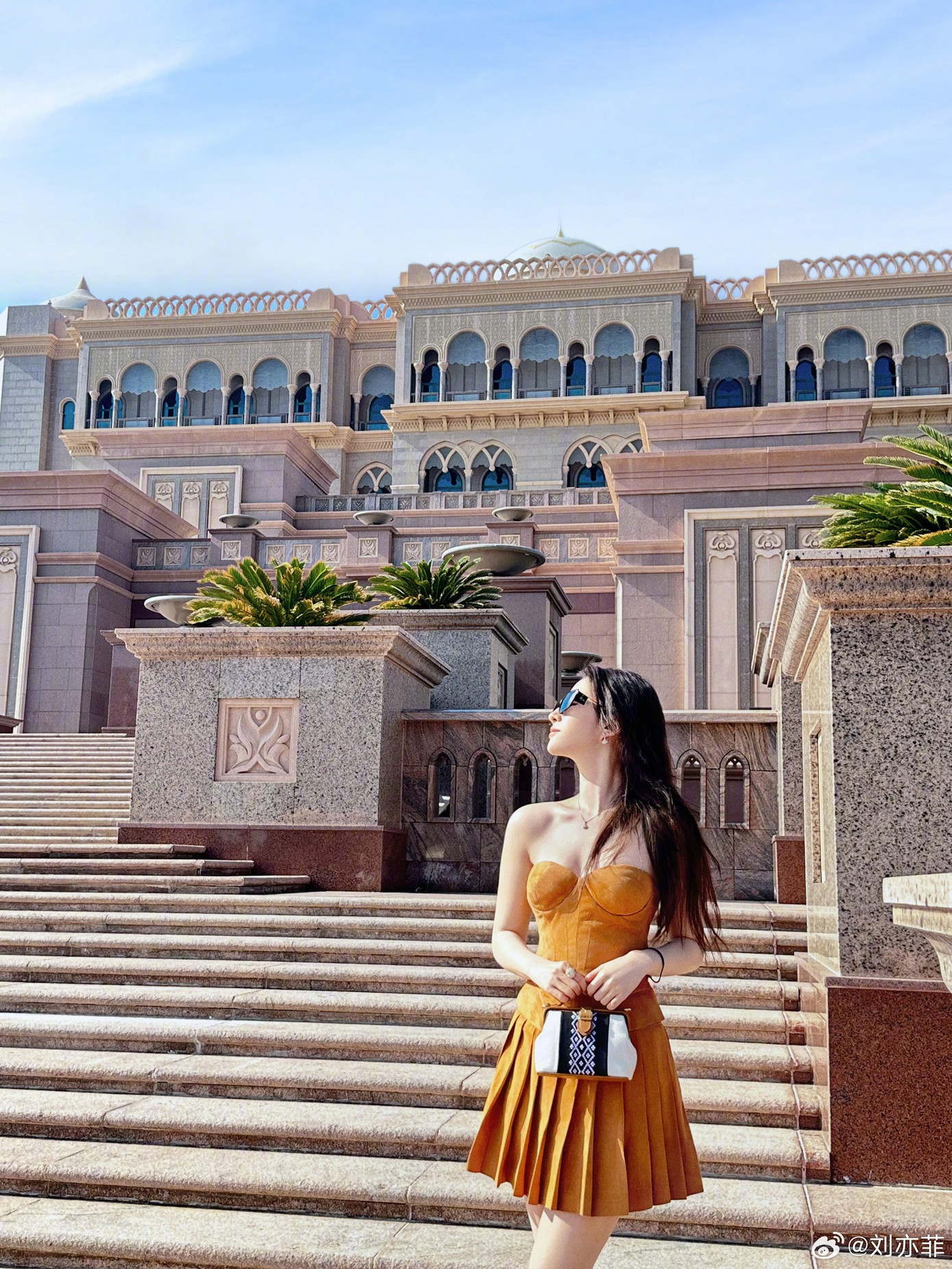 Lưu Diệc Phi chia sẻ hình ảnh sau giờ làm việc ở Abu Dhabi. Chưa đầy 24h, nữ diễn viên Đi đến nơi có gió thu về hơn 400.000 lượt thích trên trang cá nhân hơn 71 triệu người theo dõi.