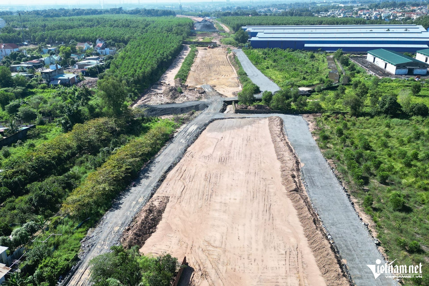 Đến nay, huyện đã chi trả tiền bồi thường cho gần 1.500 trường hợp, bàn giao 175/230ha diện tích đất cần thu hồi.