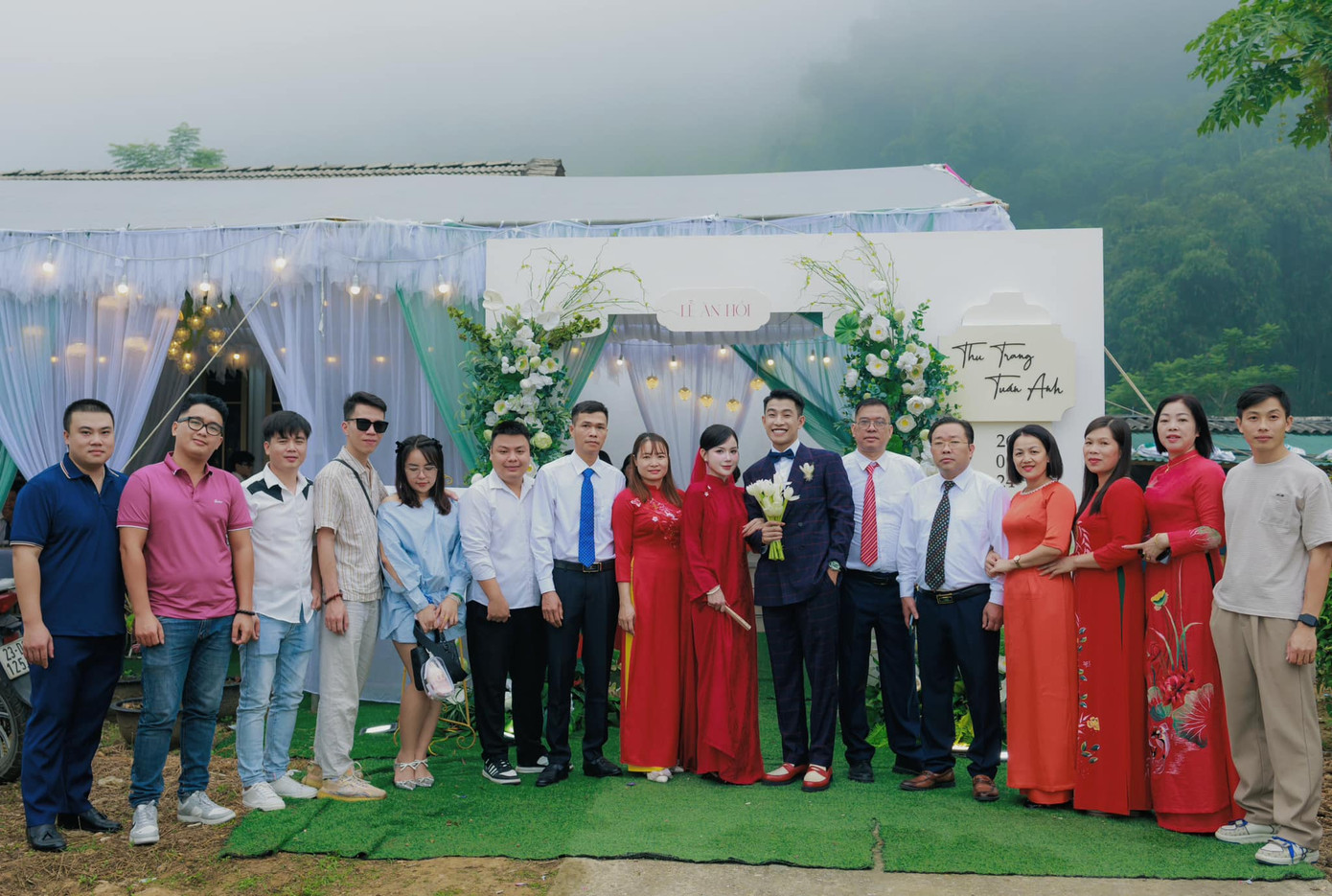 Đám hỏi của nam diễn viên sinh năm 1996 chủ yếu là hai bên gia đình cùng bạn bè. Đám hỏi của nam diễn viên sinh năm 1996 chủ yếu là hai bên gia đình cùng bạn bè.