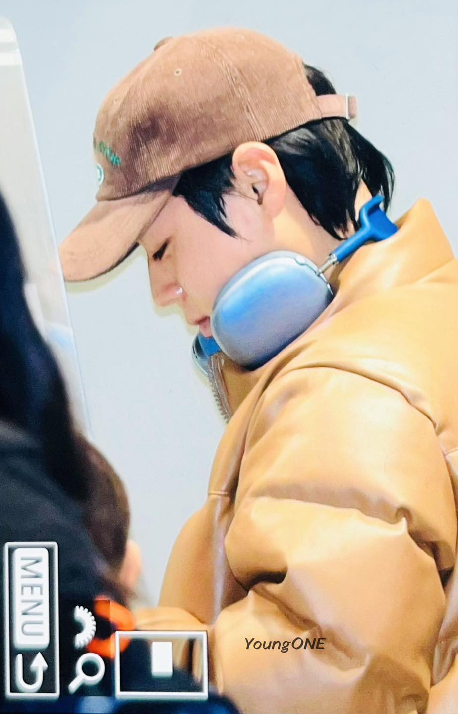 Một cựu thành viên khác của Wanna One là Park Ji Hoon cũng chuẩn bị đáp chuyến bay tới TPHCM. Nam thần tượng có mặt trong danh sách trình diễn ở chương trình cùng với Kang Daniel. Park Ji Hoon sinh năm 1999, từng được biết đến với biệt danh “tiên tử nháy mắt”.