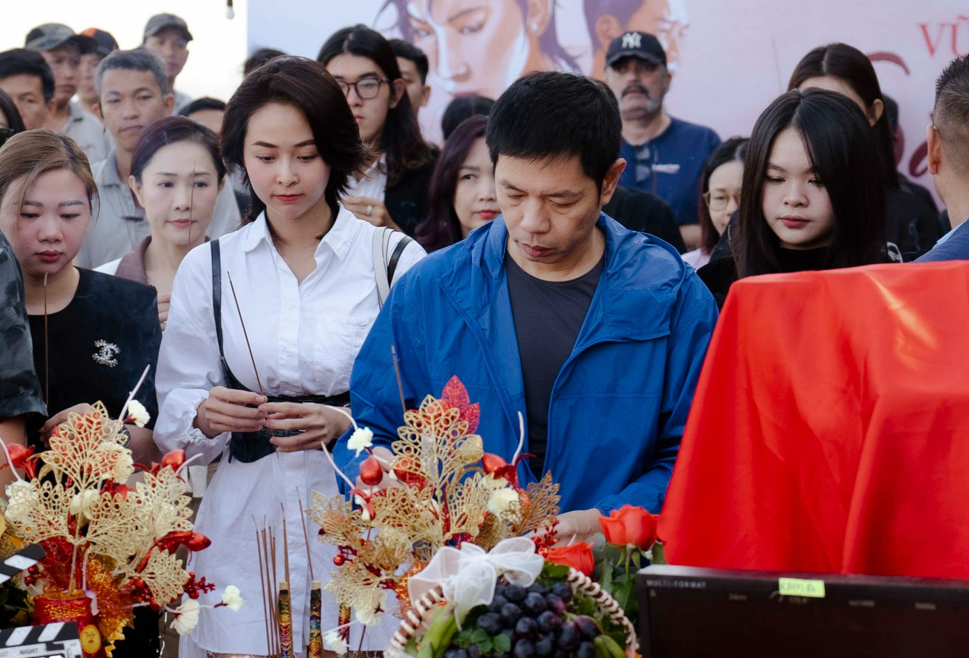 Diễn viên Thái Hòa (áo xanh) trong dự án điện ảnh mới. Diễn viên Thái Hòa (áo xanh) trong dự án điện ảnh mới.