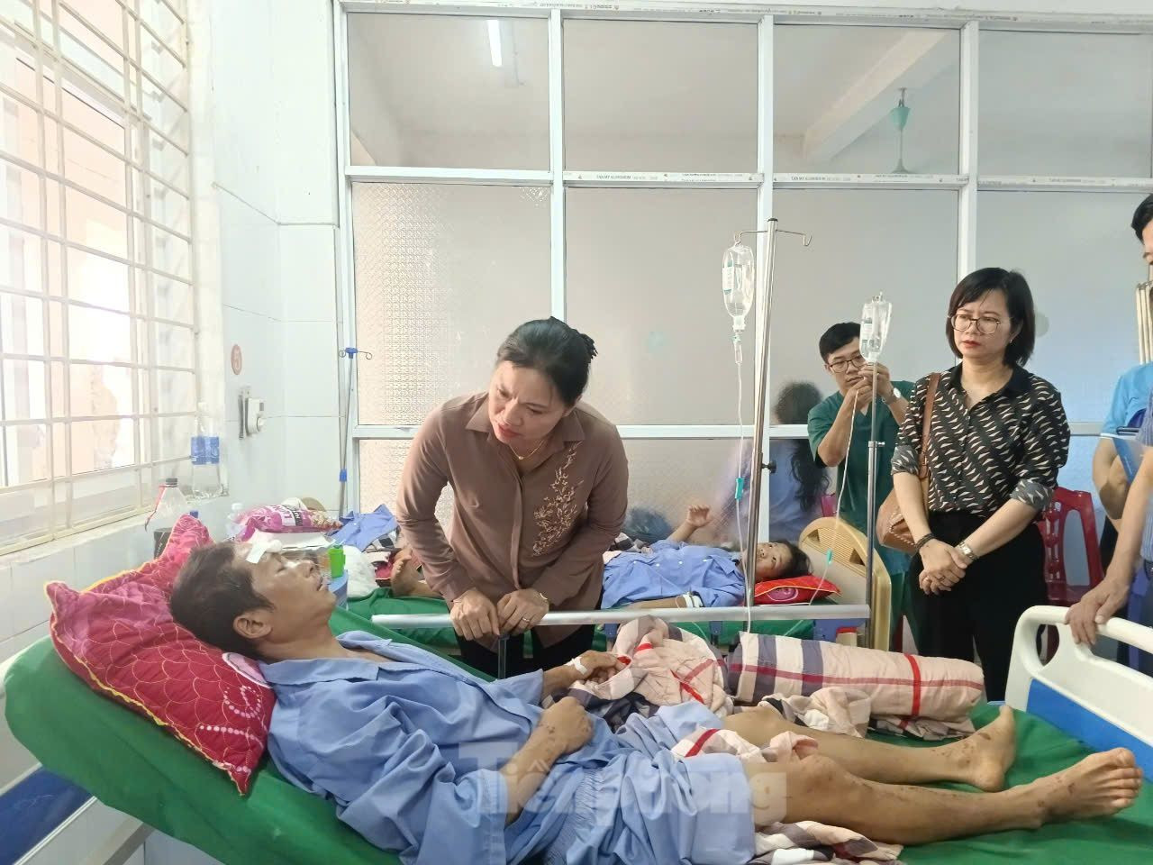 Thủ tướng Phạm Minh Chính bật khóc khi thấy tang thương Làng Nủ ảnh 27