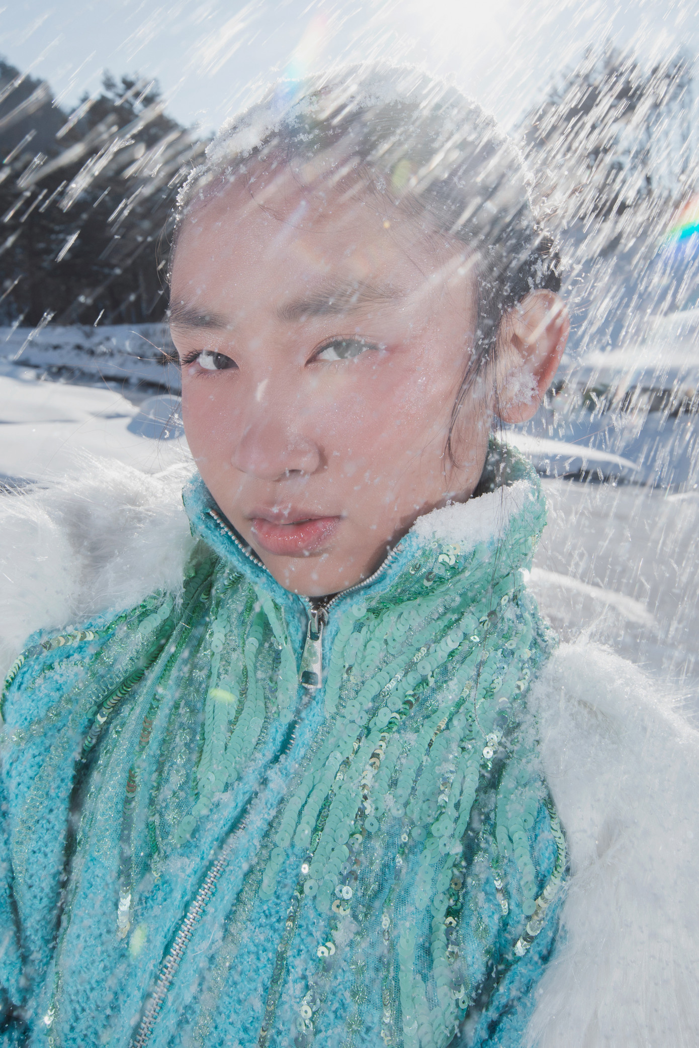 Dưới nền tuyết trắng giữa thời tiết lạnh -8 độ C tại Seoul - Gangwon, ống kính của ê-kíp đã tạo ra bộ ảnh độc đáo với các người mẫu. Bốn ngày thực hiện dự án của toàn ê-kíp là những thử thách lớn vì tất cả đều phải làm việc, di chuyển liên tục giữa thời tiết lạnh. Dưới nền tuyết trắng giữa thời tiết lạnh -8 độ C tại Seoul - Gangwon, ống kính của ê-kíp đã tạo ra bộ ảnh độc đáo với các người mẫu. Bốn ngày thực hiện dự án của toàn ê-kíp là những thử thách lớn vì tất cả đều phải làm việc, di chuyển liên tục giữa thời tiết lạnh.