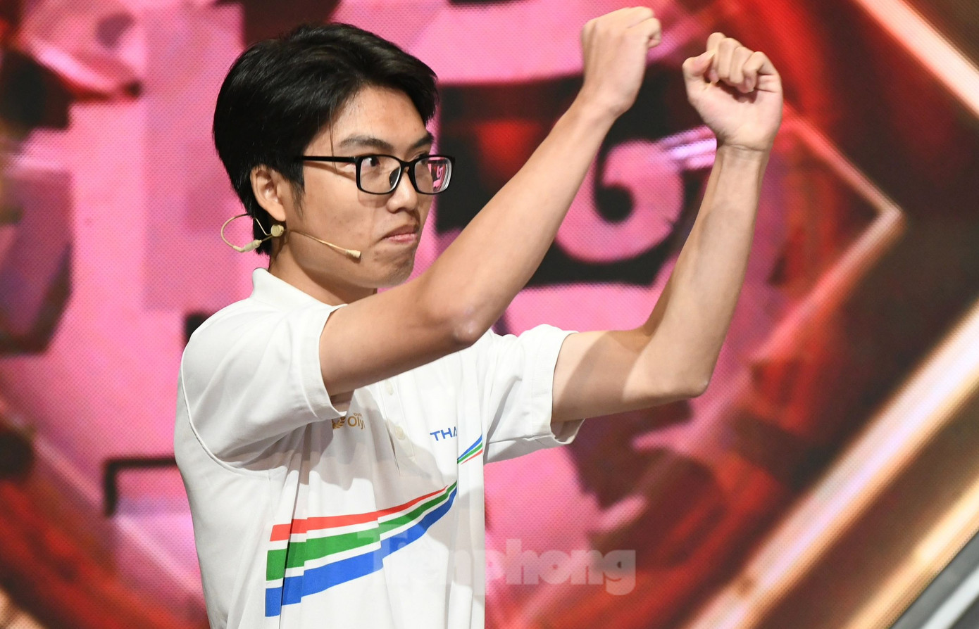 Phần thi khởi động được chia thành ba lượt, Trọng Thành ghi điểm liên tiếp, dẫn đầu với 65 điểm, Minh Triết và Việt Thành 30 điểm, Xuân Mạnh 10 điểm. Ảnh: Như Ý