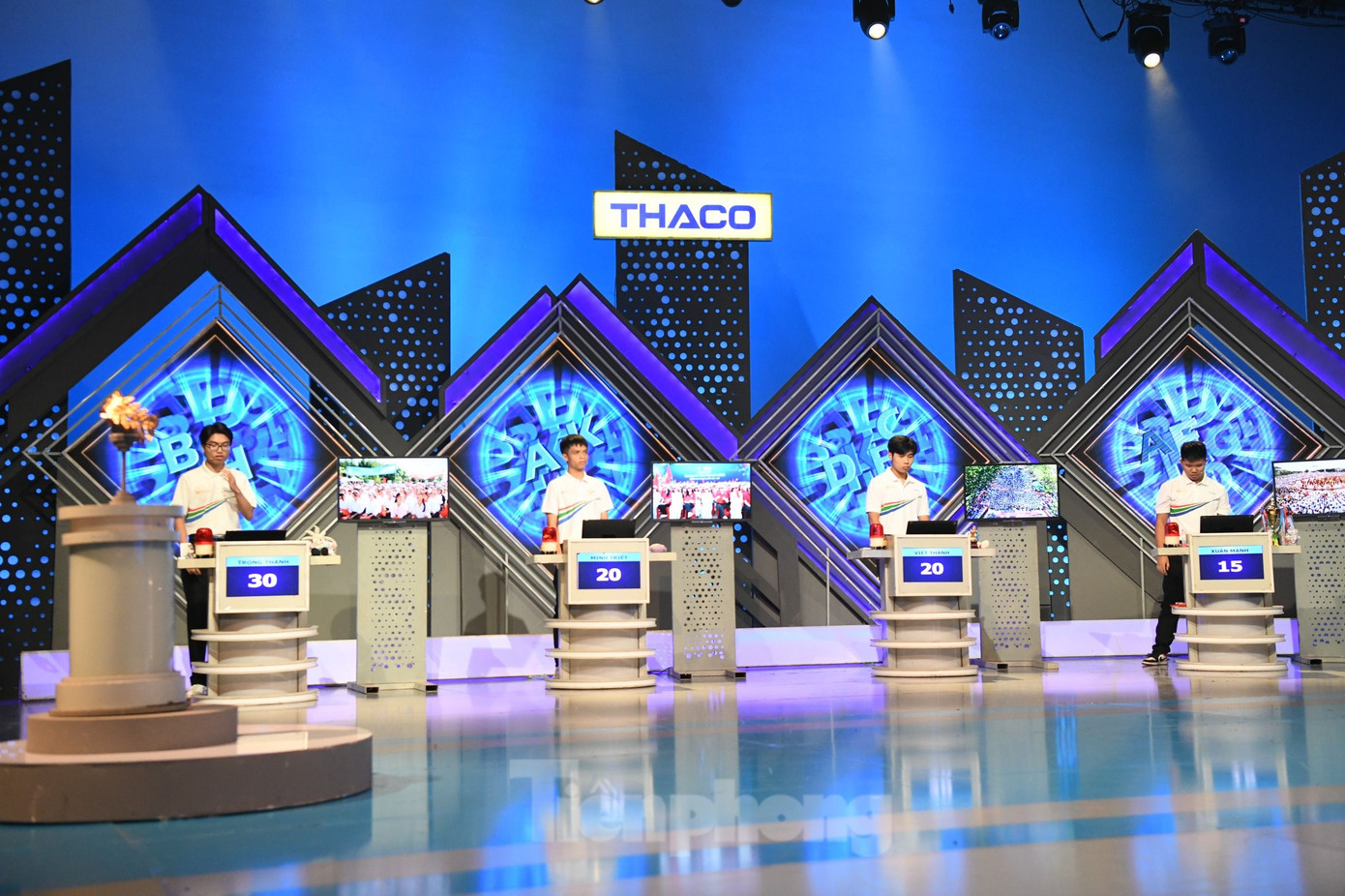 Phần thi khởi động được chia thành ba lượt, Trọng Thành ghi điểm liên tiếp, dẫn đầu với 65 điểm, Minh Triết và Việt Thành 30 điểm, Xuân Mạnh 10 điểm. Ảnh: Như Ý