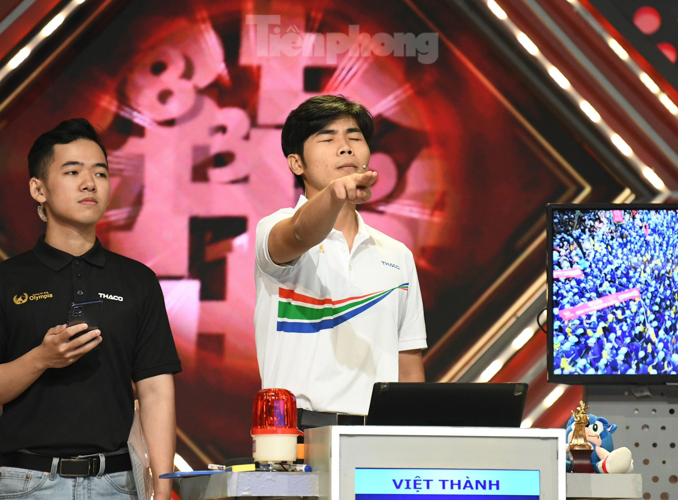 Ngay từ câu hỏi thứ hai trong phần thi Vượt chướng ngại vật, Nguyễn Việt Thành (THPT Sóc Sơn, Hà Nội) nhanh tay bấm chuông giành quyền trả lời từ khóa và dẫn đầu đoàn đua với 70 điểm. Ảnh: Như Ý.