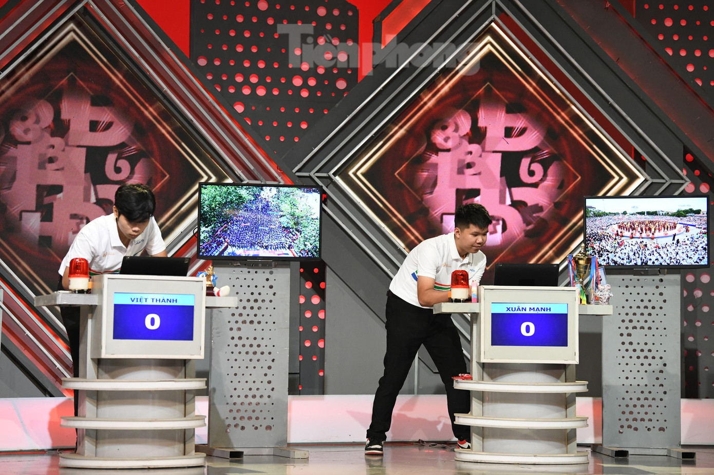 Phần thi khởi động được chia thành ba lượt, Trọng Thành ghi điểm liên tiếp, dẫn đầu với 65 điểm, Minh Triết và Việt Thành 30 điểm, Xuân Mạnh 10 điểm. Ảnh: Như Ý