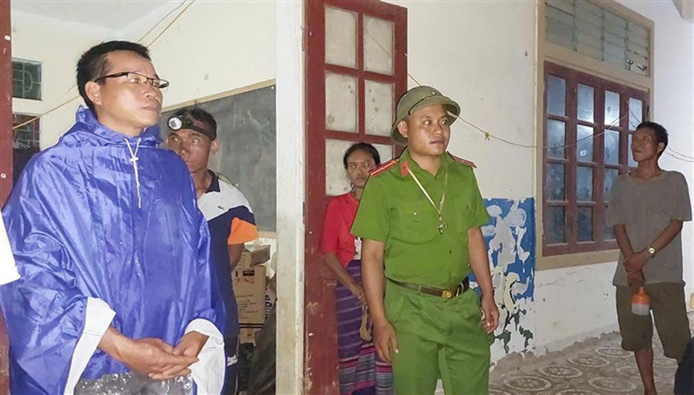 Lực lượng Công an xã Bảo Nam phối hợp với các lực lượng khác di dời 40 hộ dân với 132 nhân khẩu đến Nhà văn hóa cộng đồng.