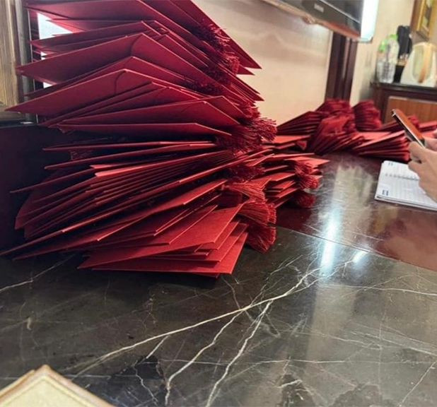 Tranh thủ thời gian rảnh rỗi đợt tập trung trên tuyển Việt Nam, Quang Hải nhờ Văn Toàn viết thiệp mời cưới. Hôm 23/3, Văn Toàn đăng tải video ngồi nắn nót từng nét chữ bên cạnh đàn em và gọi đây là "công việc làm thêm buổi tối". Ảnh: FBNV.