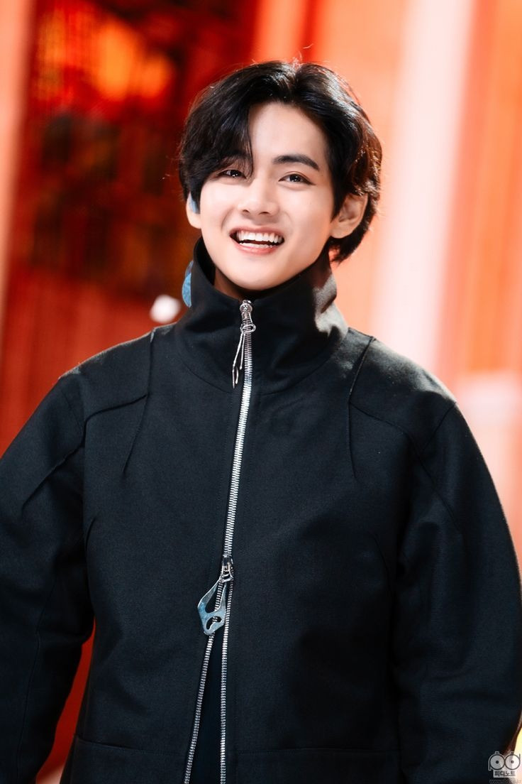 Mặc dù hầu hết các bài hát của BTS đều được viết ở quãng giọng nam cao, khả năng thanh nhạc của V giúp anh có thể dễ dàng ứng biến linh hoạt dù là giọng nam trung, âm vực rộng. Nhà báo Tamar Herman tờ Billboard nhận xét quãng trầm của V là đoạn nhạc nổi bật trong âm nhạc của BTS. Tương tự, âm sắc của ca sĩ trong Singularity được nhà phê bình âm nhạc Blanca Méndez đánh giá là “người thiết lập giai điệu” nổi bật cho album Love Yourself: Tear (2018) của BTS.