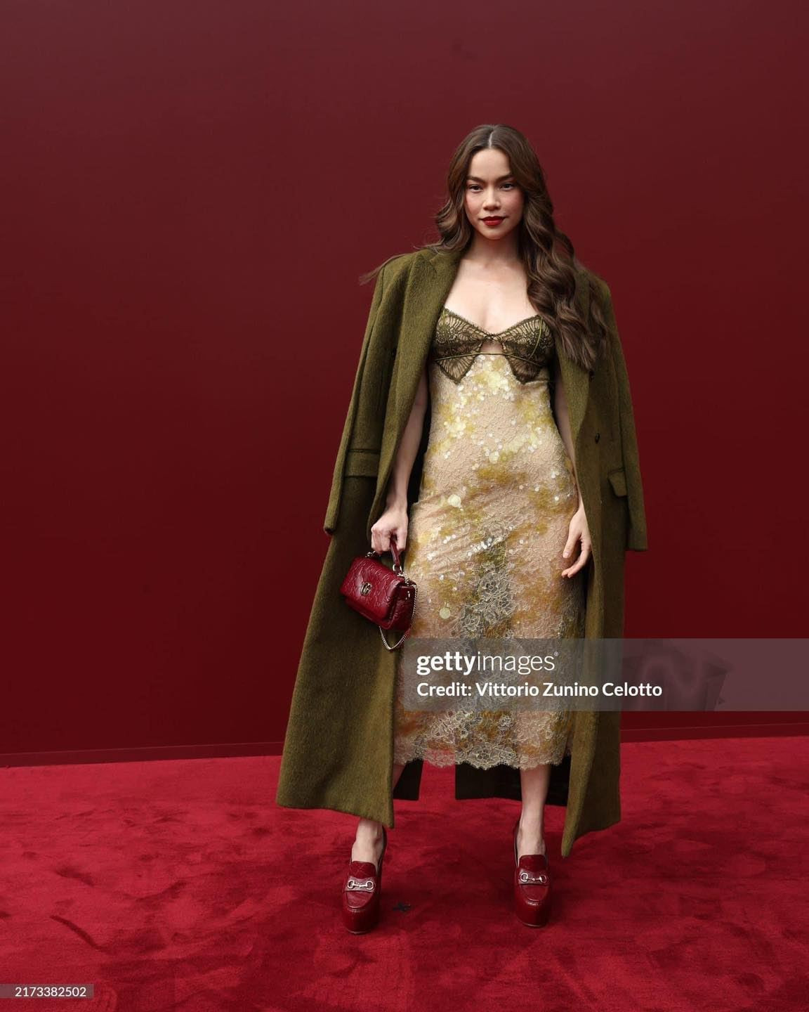 Đại diện từ Việt Nam là ca sĩ Hồ Ngọc Hà dự show với tư cách là Friend Of House của Gucci - được hiểu là &quot;người bạn thân thiết của nhãn hàng&quot;. Nữ ca sĩ phối đầm hai dây họa tiết ren xuyên thấu, kết hợp áo khoác da. Cô chọn lớp trang điểm đậm, son đỏ, khoe vẻ sắc sảo, sang trọng.