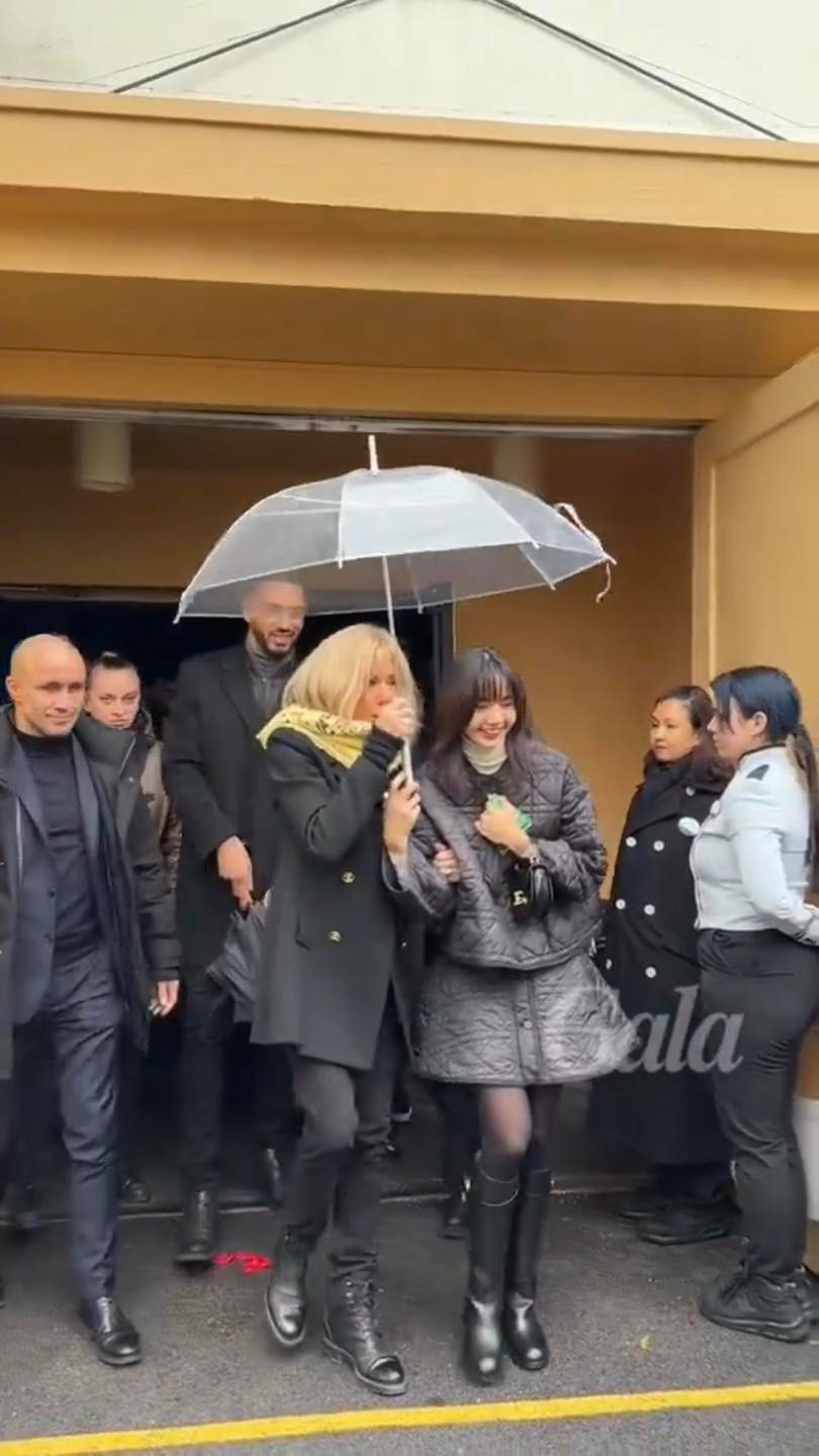 Lisa (BlackPink) được bắt gặp tại sự kiện từ thiện kết hợp giữa Disneyland Paris và Operation Pieces Jaunes cùng Đệ nhất phu nhân Pháp Brigitte Macron. Ảnh: Twitter.