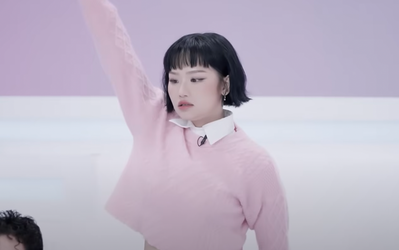 Miu Lê tung mảng miếng, là người khuấy động không khí trong tập 1 Em xinh say hi. Miu Lê tung mảng miếng, là người khuấy động không khí trong tập 1 Em xinh say hi.