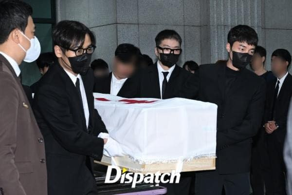 Park Jae Jung, Kang Seung Yoon và Roy Kim là ba đồng nghiệp khiêng quan tài của Park Bo Ram. Linh cữu của cố ca sĩ được an táng tại Công viên tưởng niệm Seoul trong sáng nay.