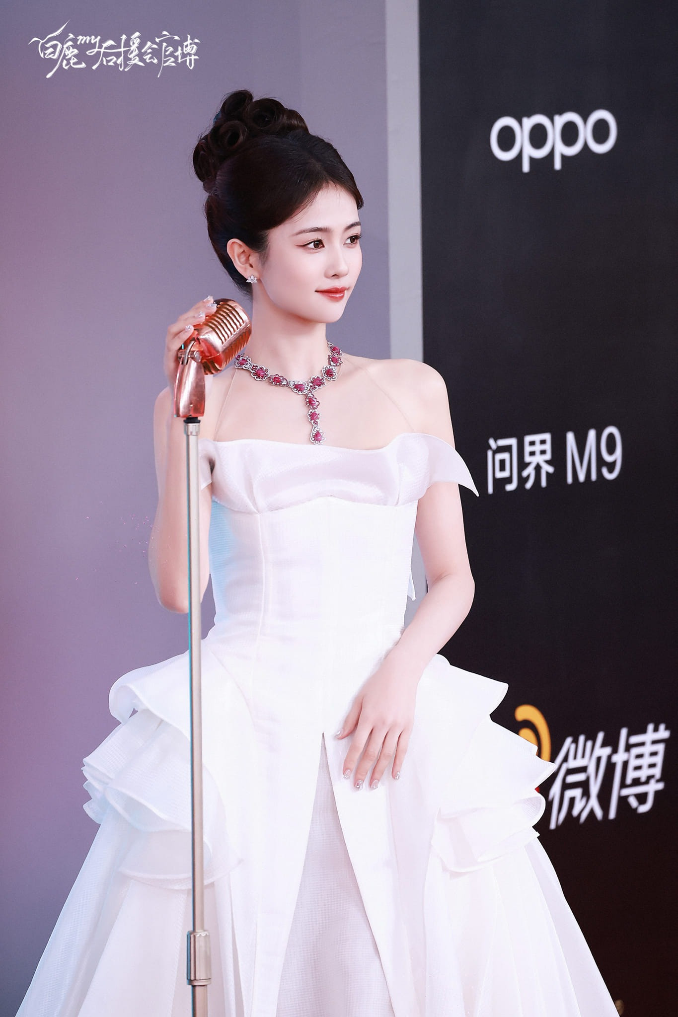 Sự xuất hiện của Bạch Lộc gây sốt mạng xã hội. Tạo hình công chúa của nữ diễn viên leo hot search Weibo. Tại sự kiện tối 13/1, cô cùng Vương Hạc Đệ nhận giải Diễn viên được chú ý nhất của năm nhờ vai diễn trong Dĩ ái vi doanh. Sự xuất hiện của Bạch Lộc gây sốt mạng xã hội. Tạo hình công chúa của nữ diễn viên leo hot search Weibo. Tại sự kiện tối 13/1, cô cùng Vương Hạc Đệ nhận giải Diễn viên được chú ý nhất của năm nhờ vai diễn trong Dĩ ái vi doanh.