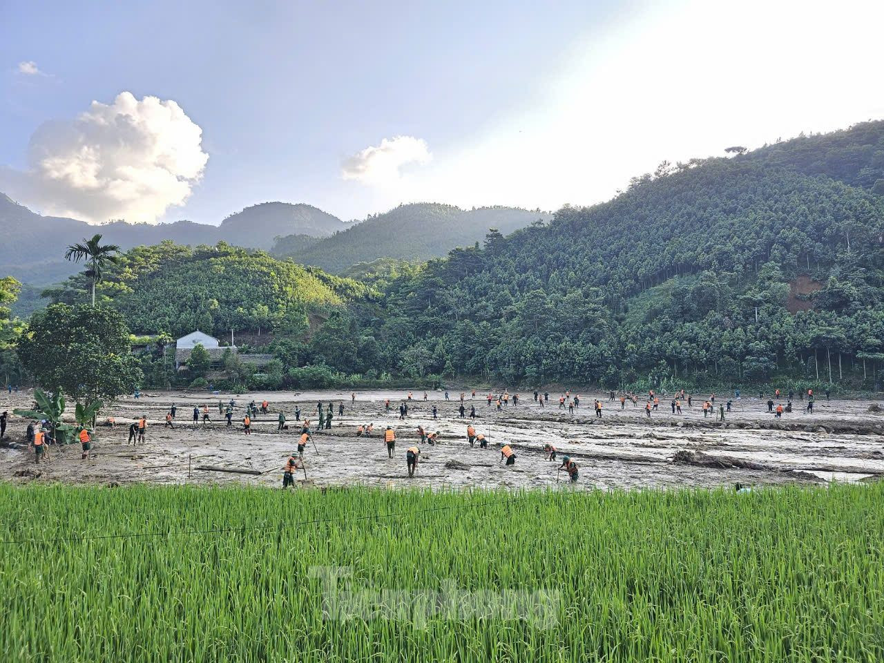 Bộ đội vẫn nỗ lực tìm kiếm nạn nhân mất tích do lũ quét. Ảnh: Hân Nguyễn.