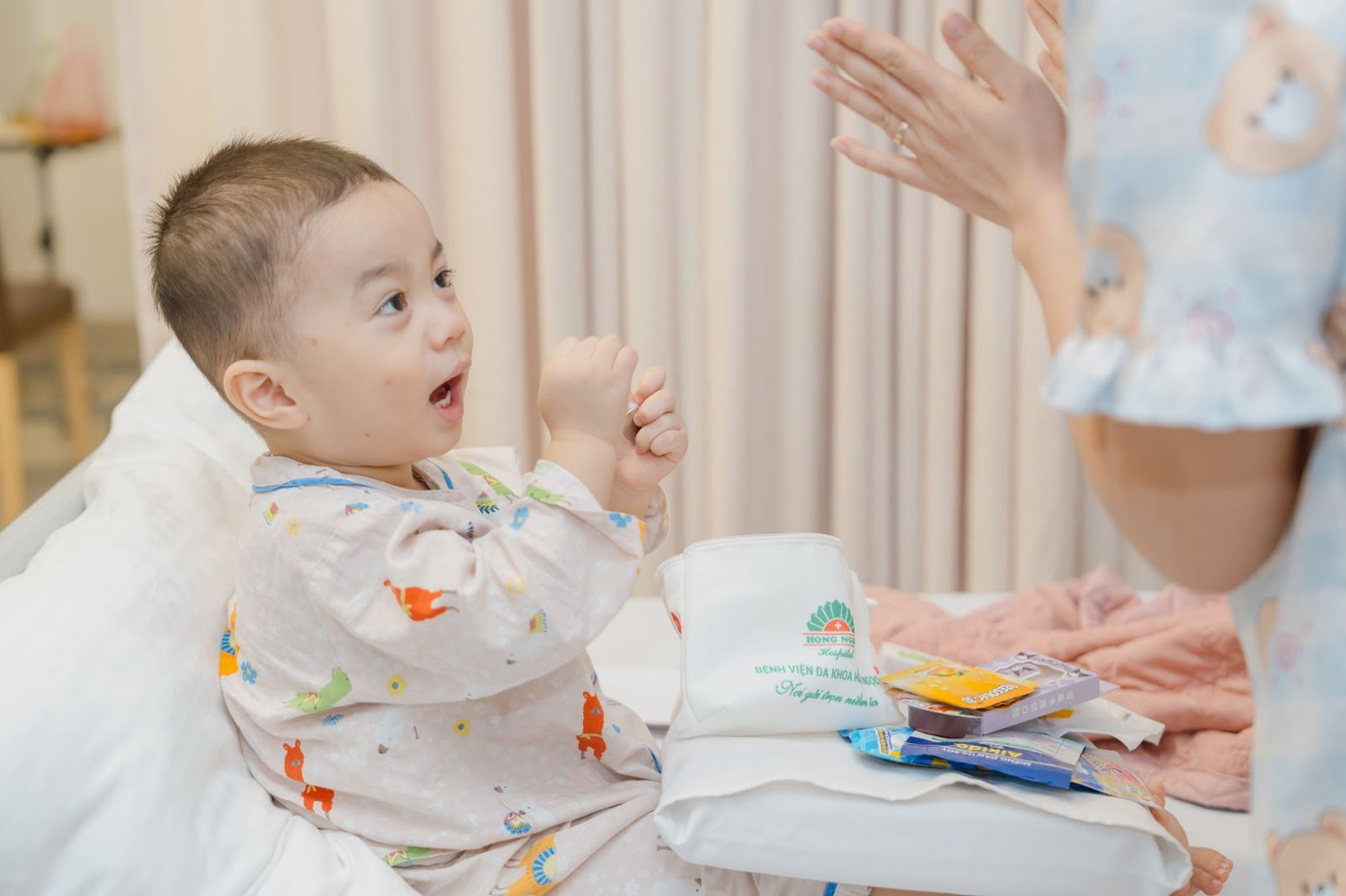 Niềm vui gửi trao đến các bệnh nhi tại khu nội trú Hồng Ngọc